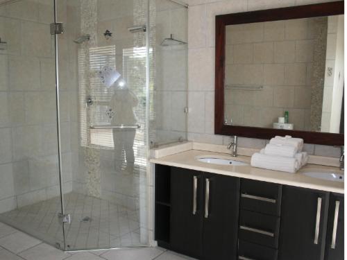 Luxury King/Twin Suite with Jacuzzi