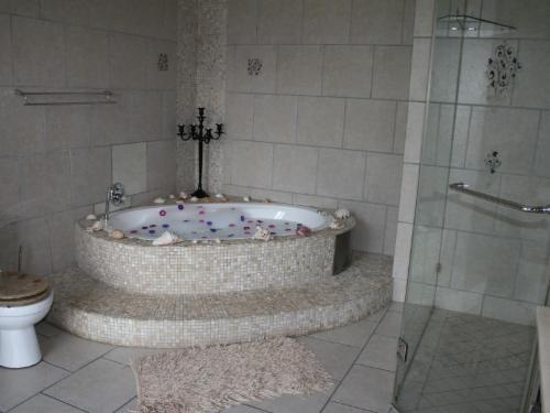 Luxury King/Twin Suite with Jacuzzi