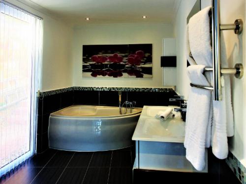 Luxury Suite with Garden View
